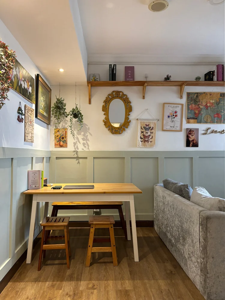 Florence: French-style wall decor with mirrors and frames, above the dining table.