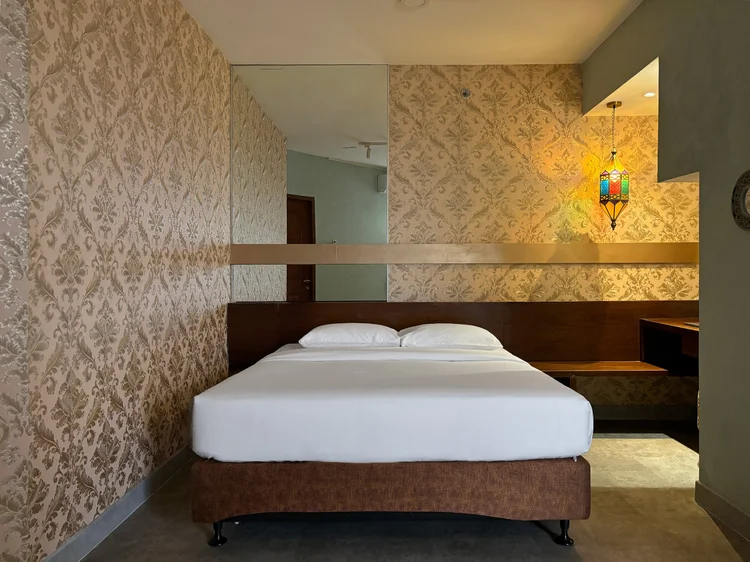 Marrakech: Master bedroom: a 160 cm queen bed, AC and an ensuite bathroom.