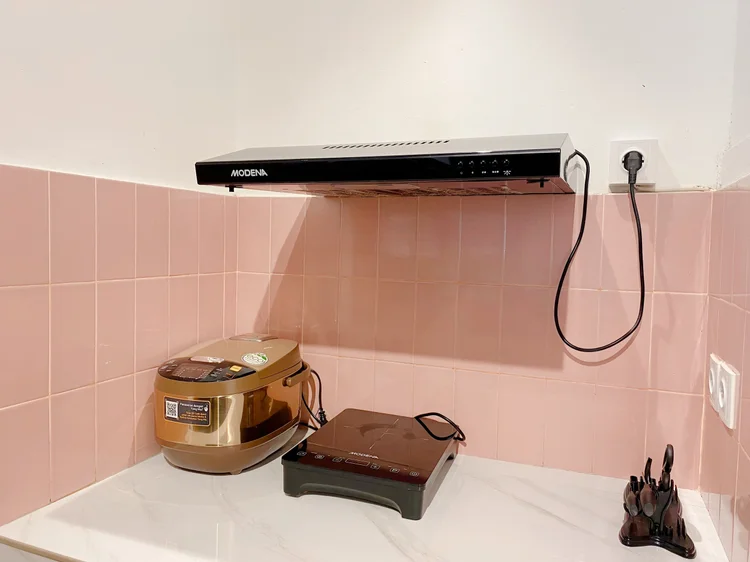 Madison: Induction stove with cooker hood and rice cooker, ready for cooking your own meals.
