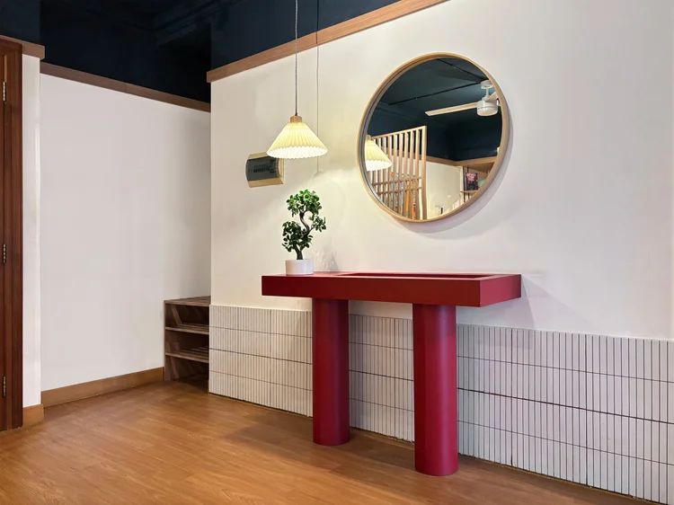 Kyoto: A console table and round mirror by the entrance, a playful decor touch in Kyoto.