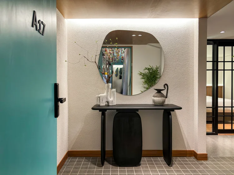 Shizuoka: A foyer with a bench and full-length mirror at the entrance.