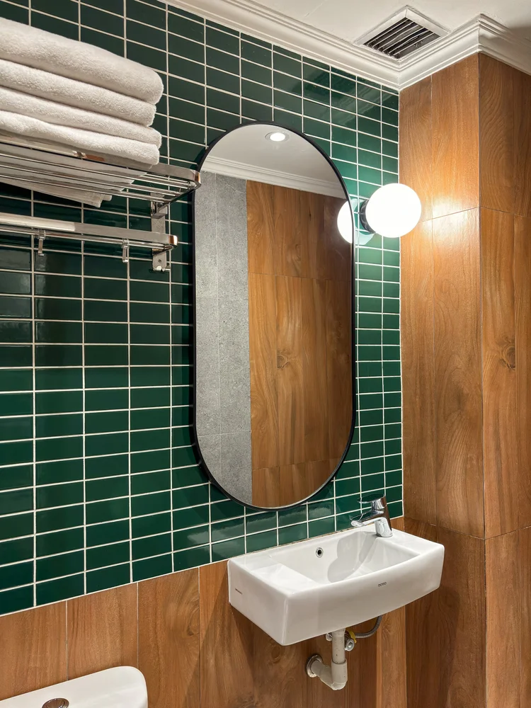 Kanazawa: Green-tiled bathroom with mirror, and clean towels for every guest.