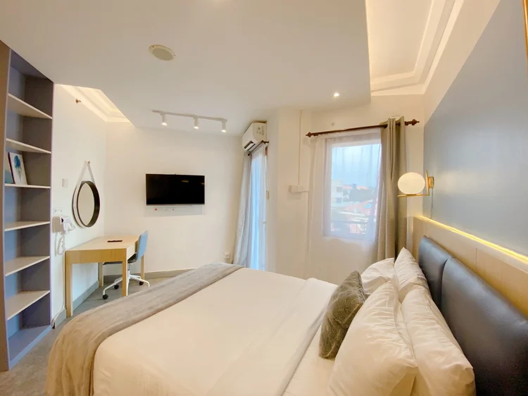 Austin: Book cabinet, dressing table, smart TV and AC, all in one compact room.