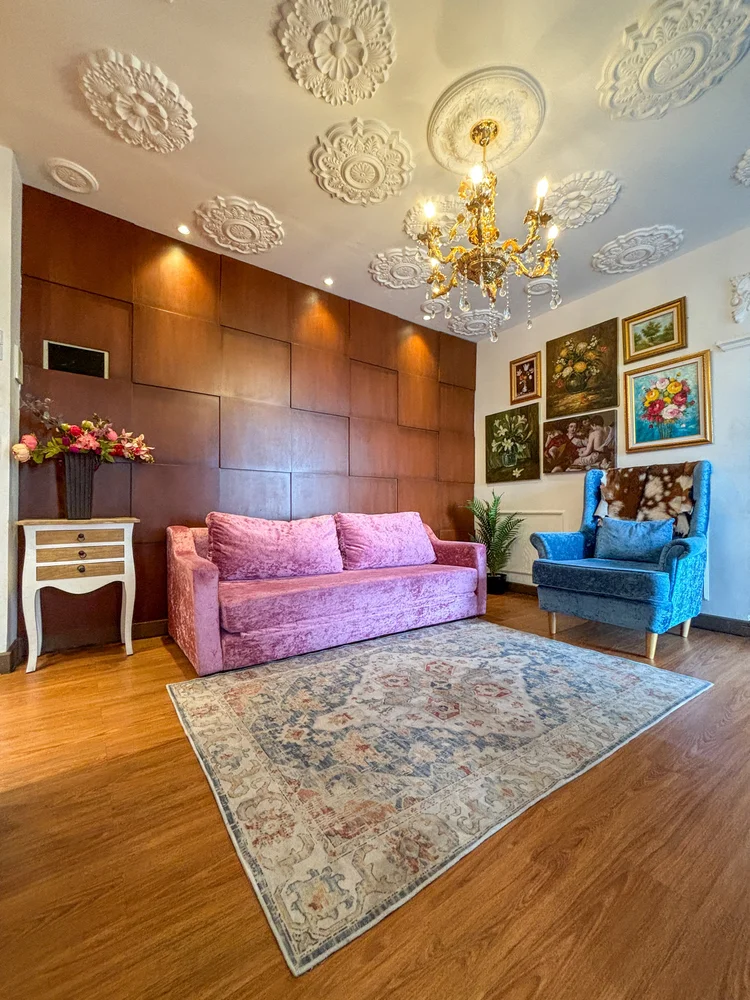 Marseille: A crystal chandelier and ceiling mouldings, a chateau feel across 96 sqm.