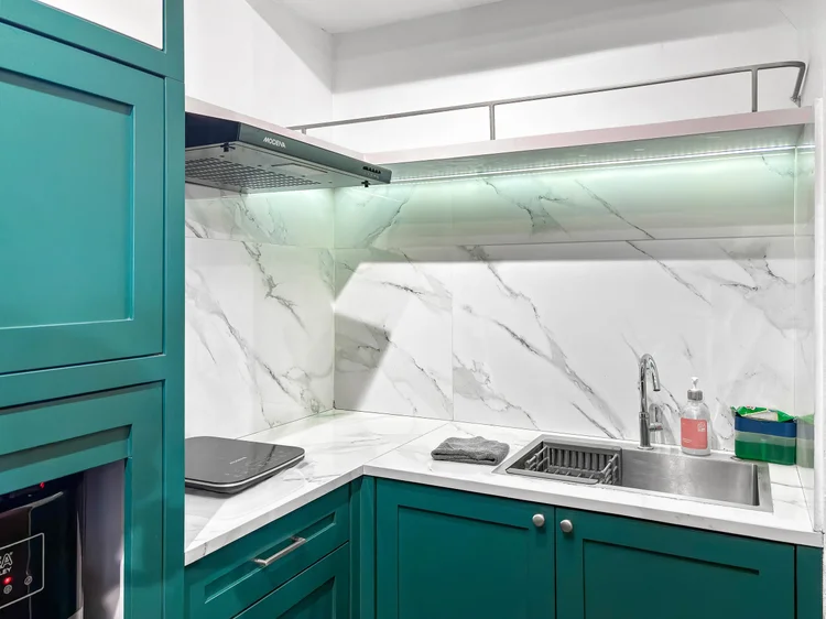 Salzburg: Modern open kitchen with an induction stove; the lobby convenience store has the basics.