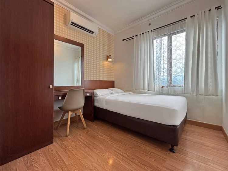 Busan: A bedroom with a 120 cm single bed, dressing table, wardrobe and AC.
