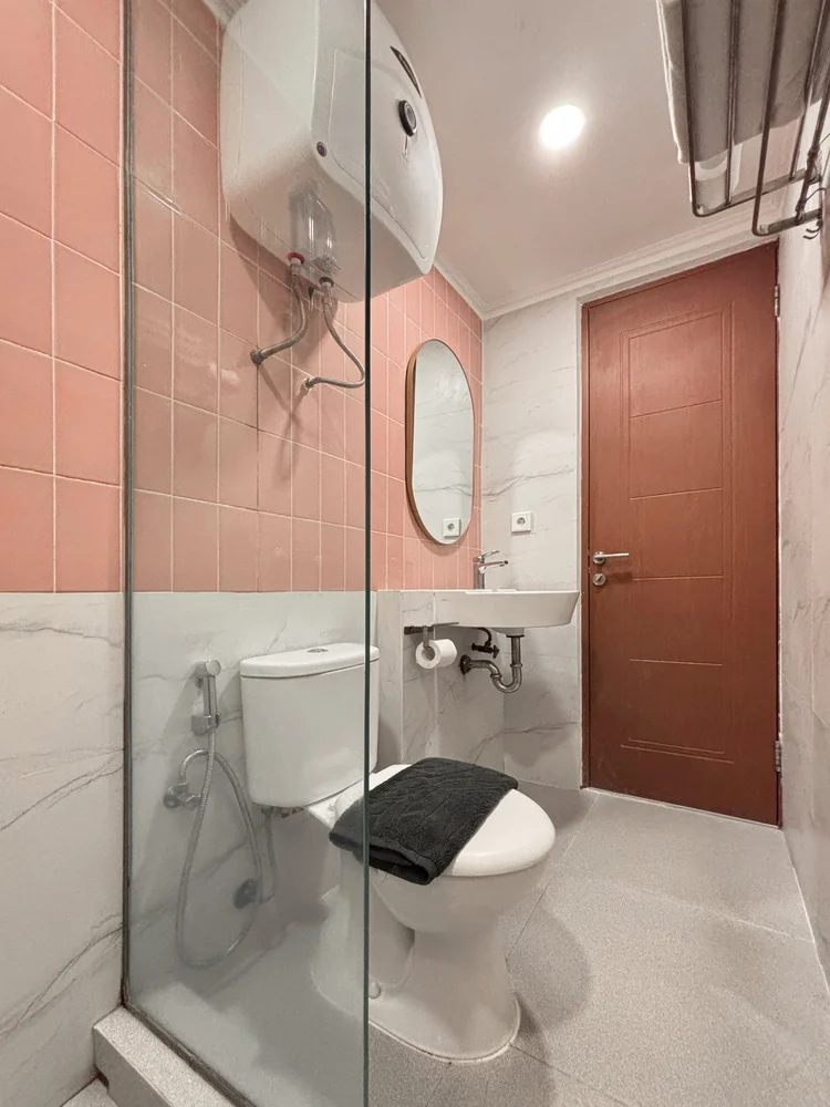 Beverly: Two bathrooms in the unit. Downstairs, a pool session by the hour is included with the stay.