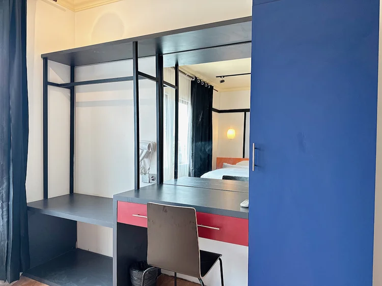 Berlin: Dressing table with a mirror, so getting ready does not happen in the living room.