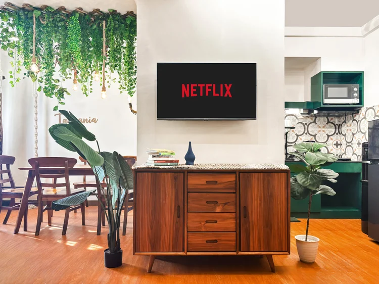 Tanzania: Living room with a smart TV and Netflix, the open kitchen visible just behind it.