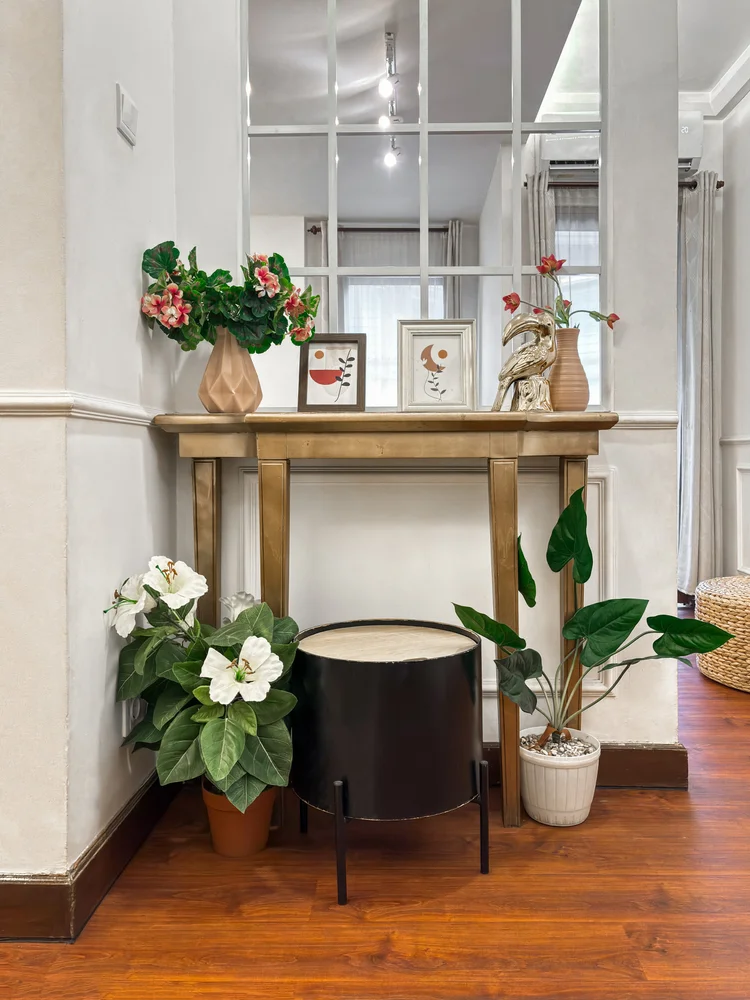 Provence: A console table with flowers and plants, a spot for keys and shopping bags.