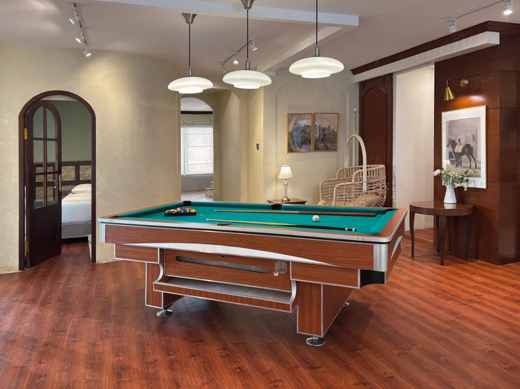 Kensington: A full-size billiard table in the living area, extra entertainment for a big group.