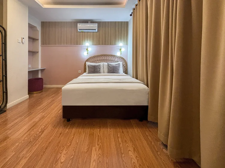 Batavia: A 140 cm sliding bed: one wide bed, or pull it apart into two.
