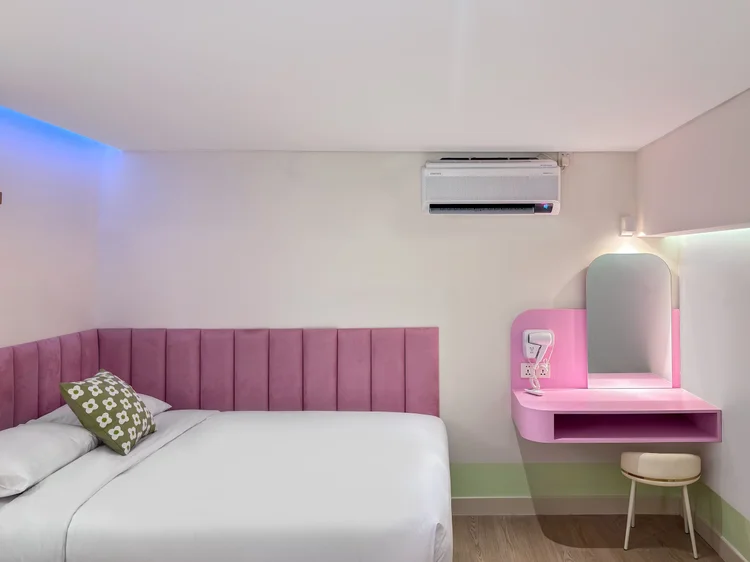 Gangnam: White sheets on every bed, the same standard in all our units.