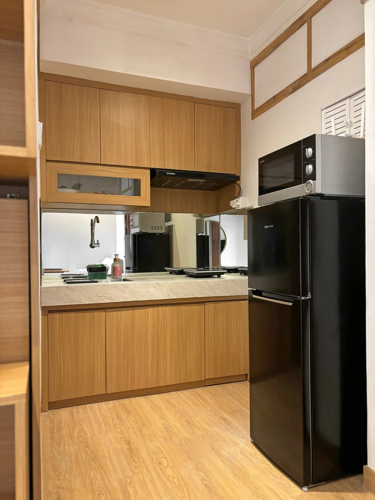 Hokkaido: Open kitchen with fridge, microwave and induction hob.