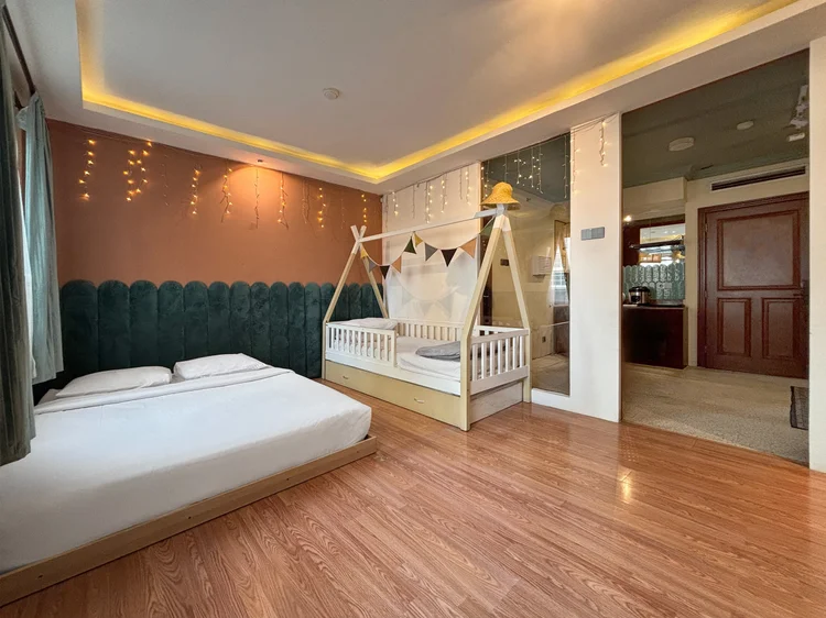 Madagascar: Sleeping area: a queen bed and a sliding house bed. Sleeps 4, up to 6 with extra beds.