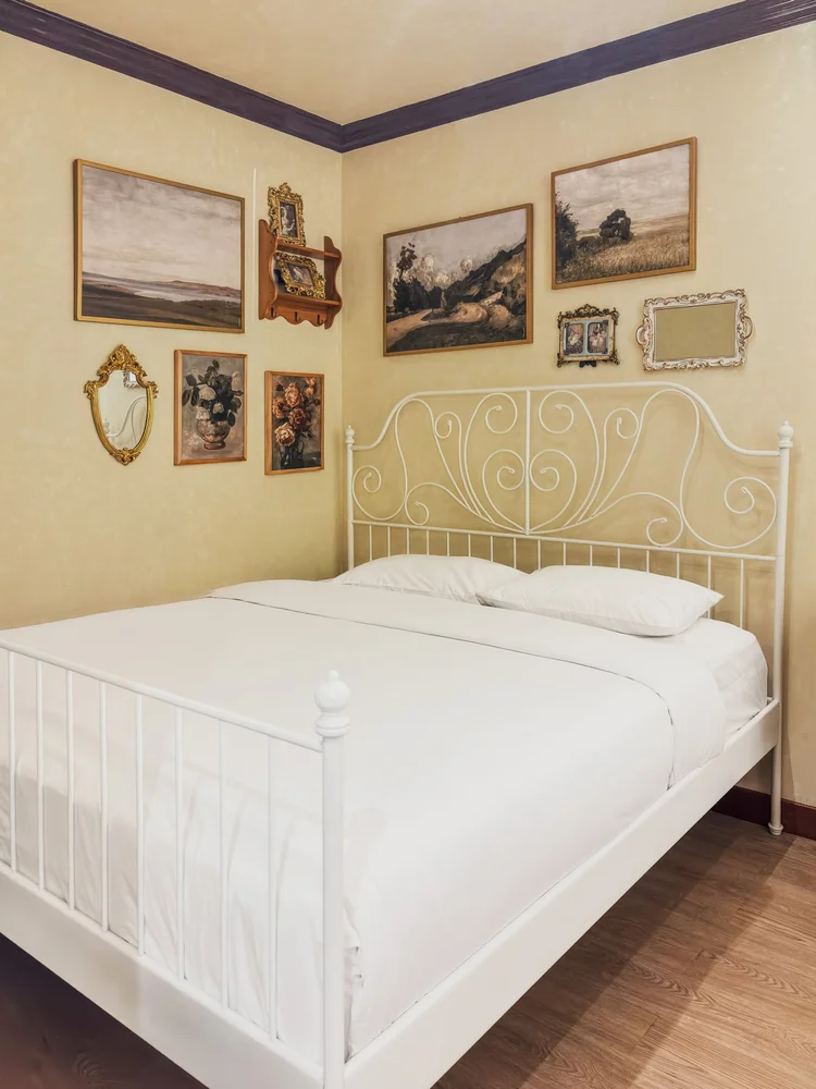 Kensington: Another bedroom in this unit: Kensington sleeps 9, up to 15 with extra beds.
