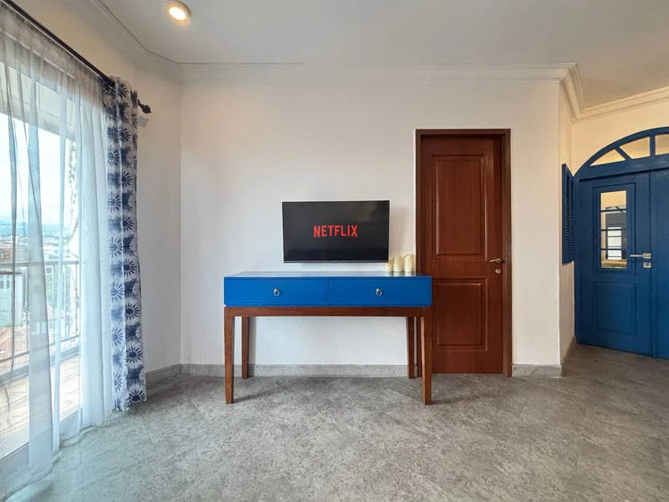 Santorini: Smart TV with Netflix in the living room, and the door to the balcony with its city and mountain view.