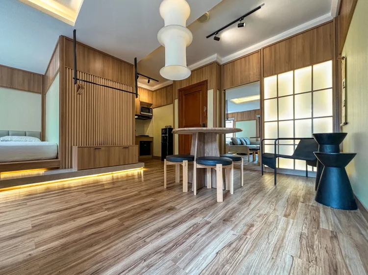 Sapporo: Sleeps six: dining area, kitchen and the sleeping platform all in the same room.