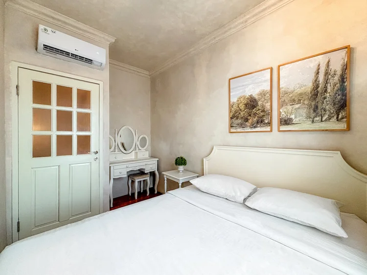 Bordeaux: Master bedroom: a 160 cm queen bed with AC, dressing table and wardrobe.