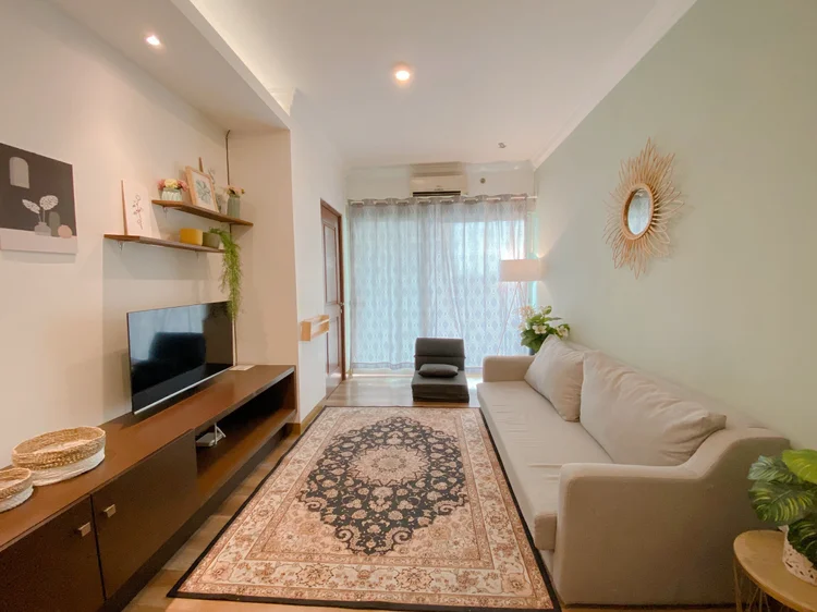 Oslo: Sleeps 9, up to 11 with extra beds: Oslo's living room with sofa and smart TV.