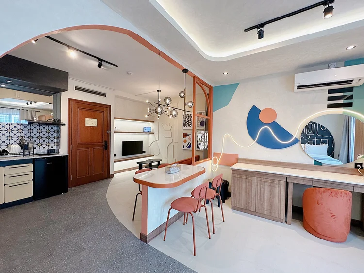 New York: Kitchen, dining table and dressing table in one room. Sleeps 4, up to 6 with extra beds.