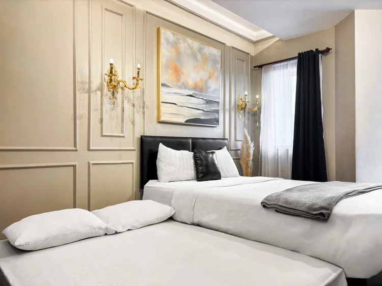 Vienna: White sheets on the bed, the same standard in all our units.