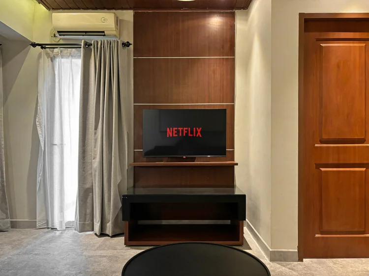 Saitama: Smart TV with Netflix in the wood unit, and AC in the living room.