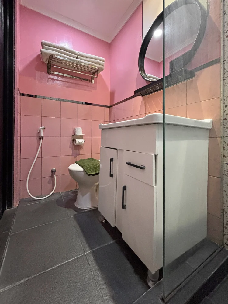 Myeong-dong: Clean towels for every guest; soap and shampoo the same in every unit.