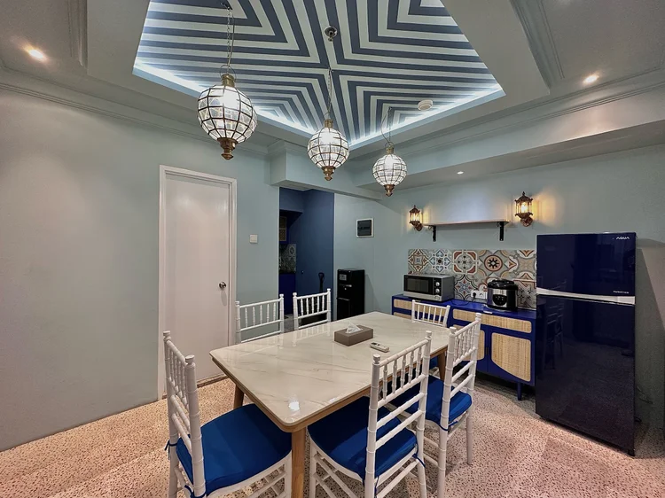 Cappadocia: Dining area with the open kitchen and a big fridge, room enough to cook together.