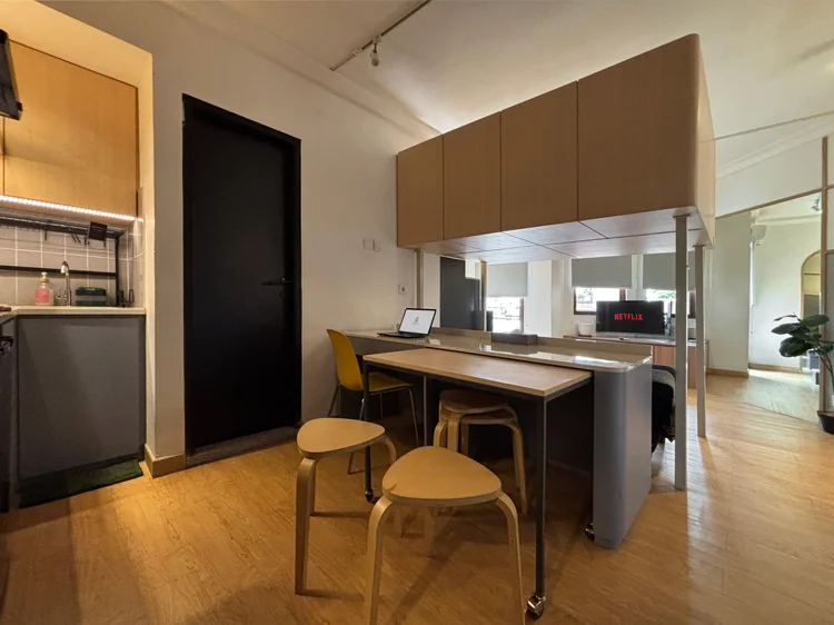 Den Haag: A work desk with two stools, near the kitchen and hallway mirror.