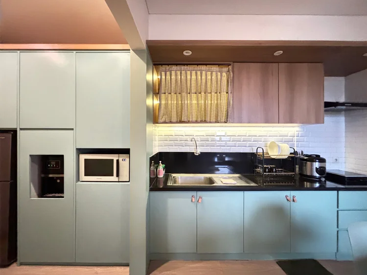 Seoul: A large modern open kitchen: fridge, microwave, induction stove and basic cooking tools.