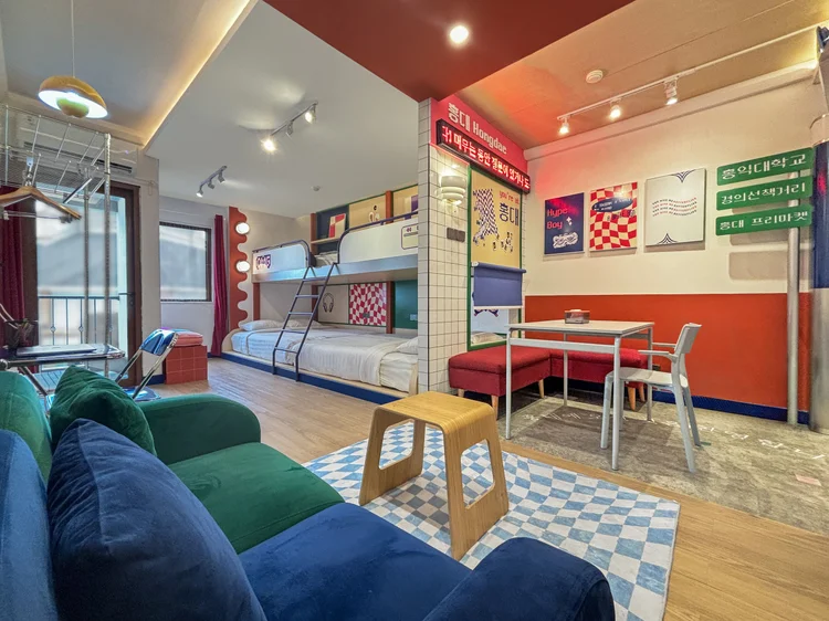 Hong Dae: A 50 sqm studio: sofa, bunk beds and dining table in one open room.