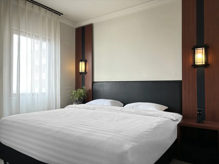 Saitama: Master bedroom: a 200 cm king bed with white sheets, the same standard in all our units.