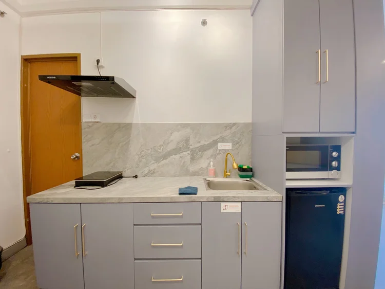 Austin: Induction stove, microwave and fridge; the lobby convenience store sells the basics for cooking.
