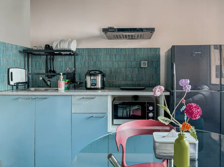 Vancouver: Open kitchen: induction stove, microwave, rice cooker and fridge.