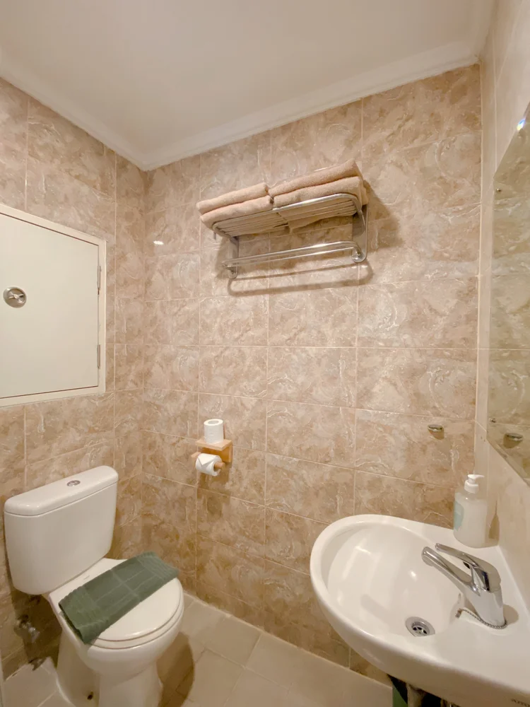 Oslo: Bathroom with a water heater, soap and shampoo already stocked.