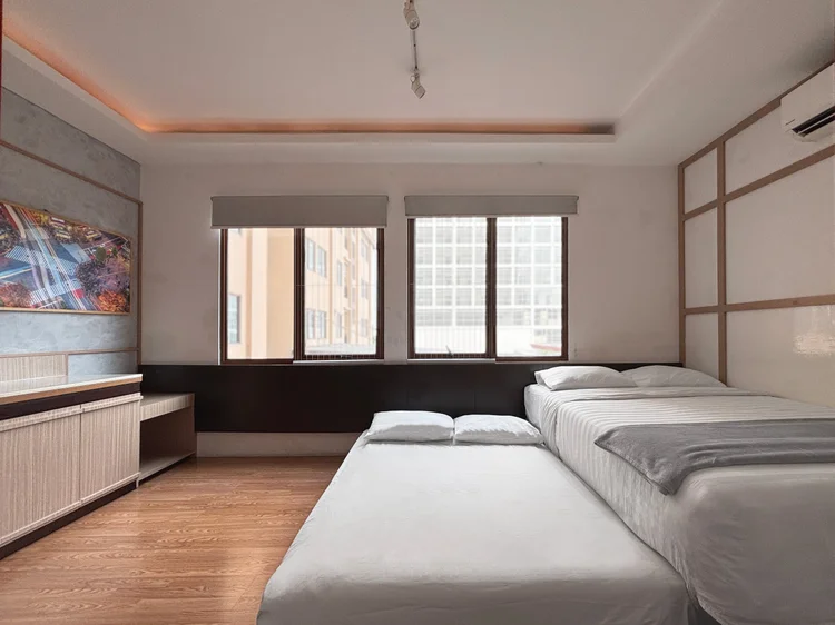 Shibuya: The 140 + 140 cm sliding bed pulled out into two, white sheets as standard.