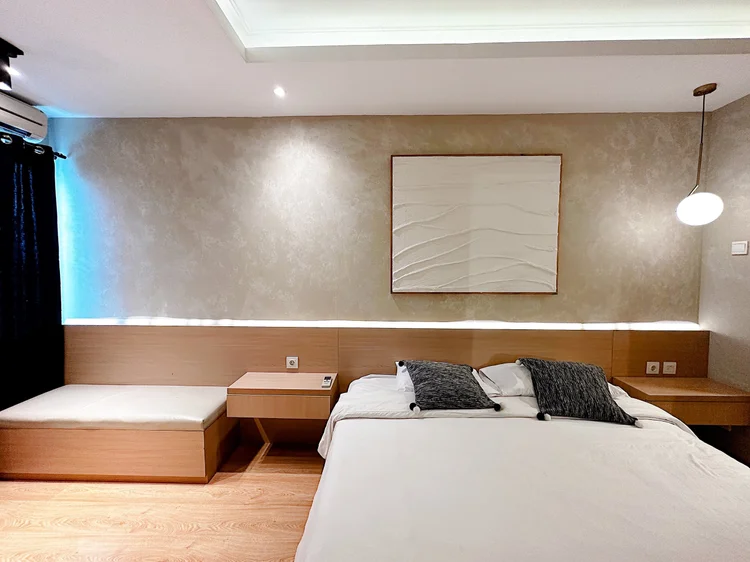 Amalfi: White sheets on every bed, the same standard in all our units.