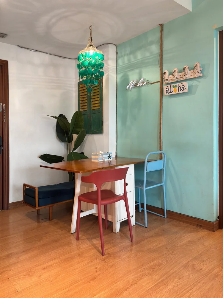 Honolulu: Dining table for 4 next to the enclosed kitchen, from the stove straight to the table.