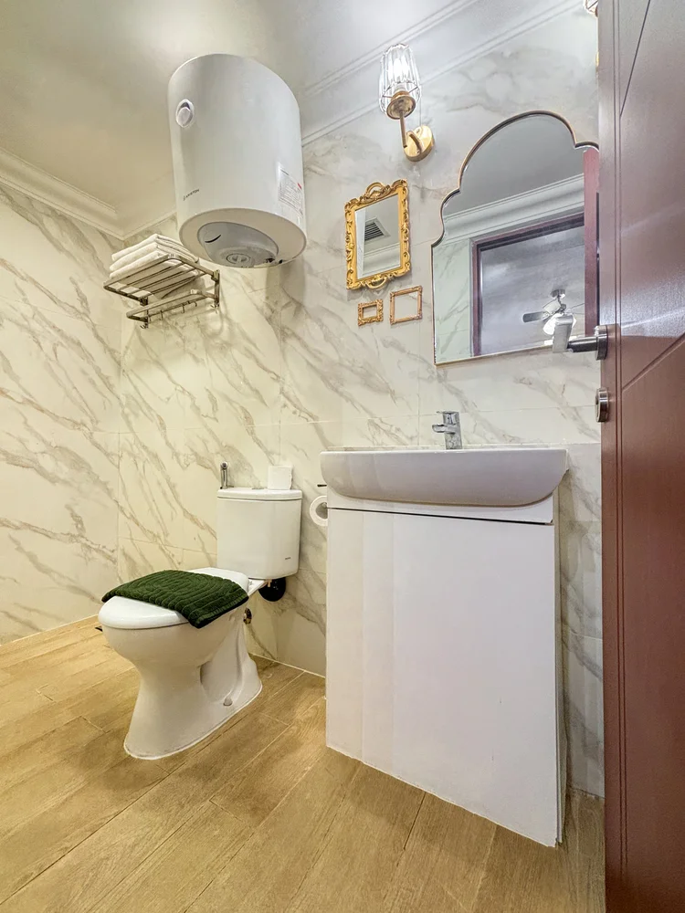 Bordeaux: The bathroom, with a water heater so the shower is warm any time.