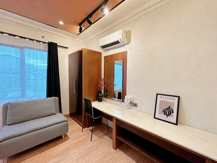 Melbourne: A long dressing table with mirror, roomy enough for a laptop too.