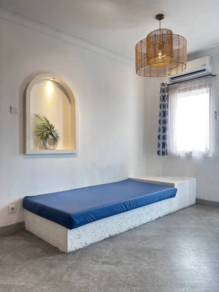 Santorini: The day bed in the living room, already counted in the nine it sleeps.