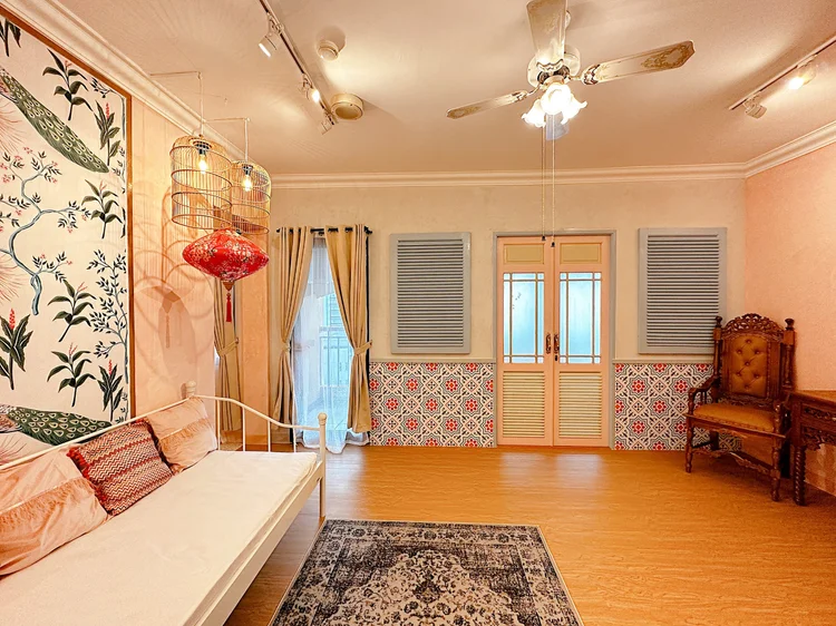 Malacca: A spacious living room with ceiling fan and balcony doors. Sleeps 7, up to 11 with extra beds.