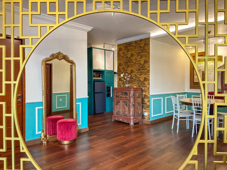 Salzburg: A round gold lattice screen divides the living room from the dining area and kitchen.