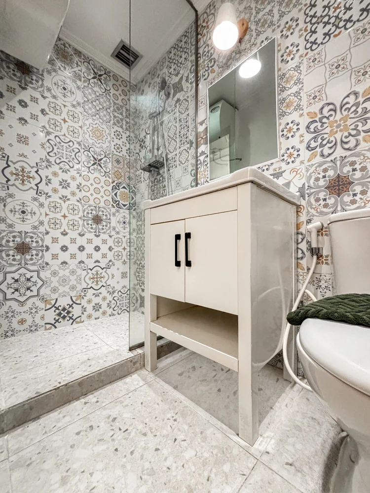 St. Tropez: Hot-water shower; the same soap, shampoo and tissue in every unit.