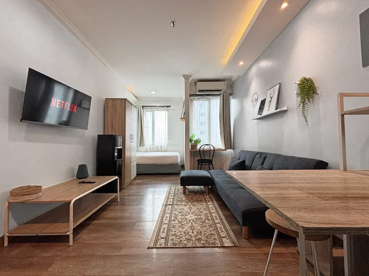 Bern: Smart TV with Netflix, dining table and bed, all in one room.