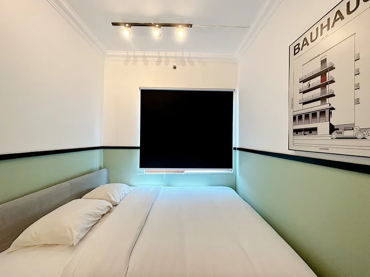 Berlin: White sheets on every bed, the same standard in all our units.