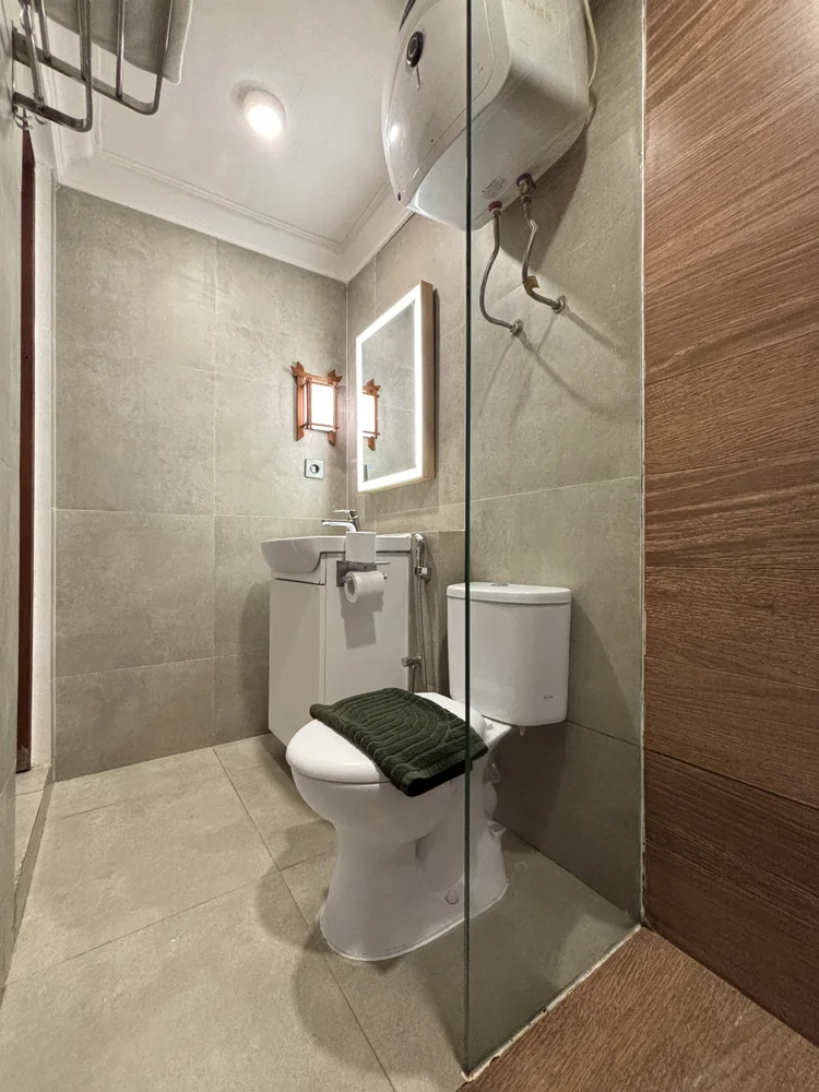 Fukuoka: Bathroom with a glass-screened shower and hot water, cleaned before every check-in.