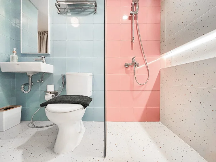 Gangnam: A bathroom with a shower and hot water, ready any time.