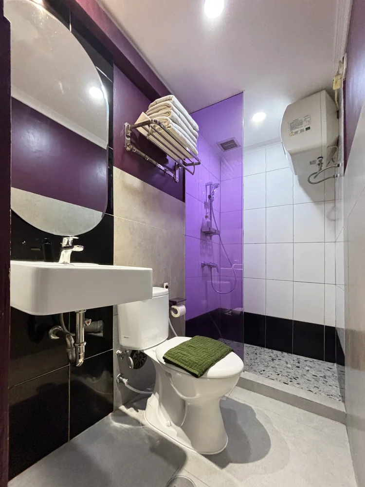 Copenhagen: Bathroom with a hot shower and its own water heater.